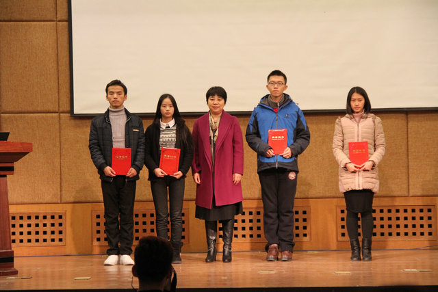 2王伟书记为辩论赛优胜团队(吉林大学)颁奖.JPG